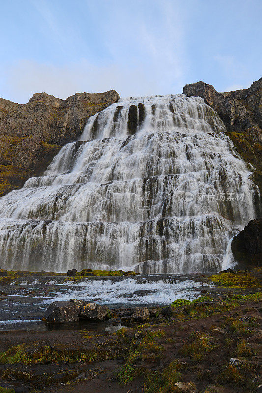 风景风景Dynjandi (Fjallfoss)秋天。Dynjandi瀑布位于冰岛西峡湾的Dynjandisvogur湾和Arnarfjordur峡湾。